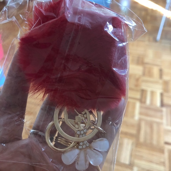 Pom-pom Charm Airpod Case - Picture 4 of 5